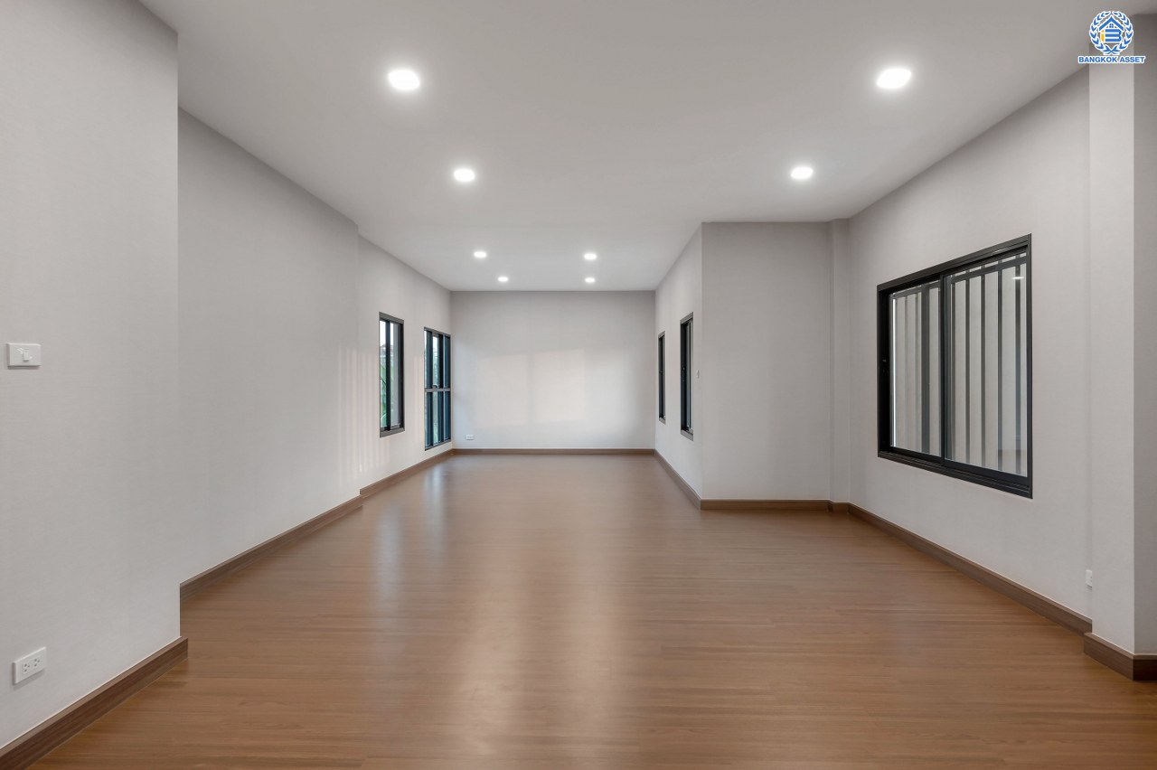 บ้านมือสองตกแต่งใหม่ หลังใหญ่พิเศษ โครงการ ชวนชื่นกรีนวิลล์ พุทธมณฑลสาย2 เนื้อที่ 108 ตร.ว. พื้นที่ใช้สอย 250 ตร.ม. ภายในตกแต่งหรูหรา บรรยากาศเป็นส่วนตัว พร้อมมีสระว่ายน้ำในตัว มาพร้อมฟังก์ชันจัดเต็ม 4 ห้องนอน 4 ห้องน้ำ 1 ห้องแม่บ้าน จอดรถได้ 2 คัน บนทำเลศักยภาพ เข้า-ออกได้ทั้ง ถ.พุทธมณฑลสาย2 และ ถ.กาญจนาภิเษก ใกล้ทางคู่ขนานลอยฟ้าบรมราชชนนี, เซ็นทรัลปิ่นเกล้า และม.มหิดล